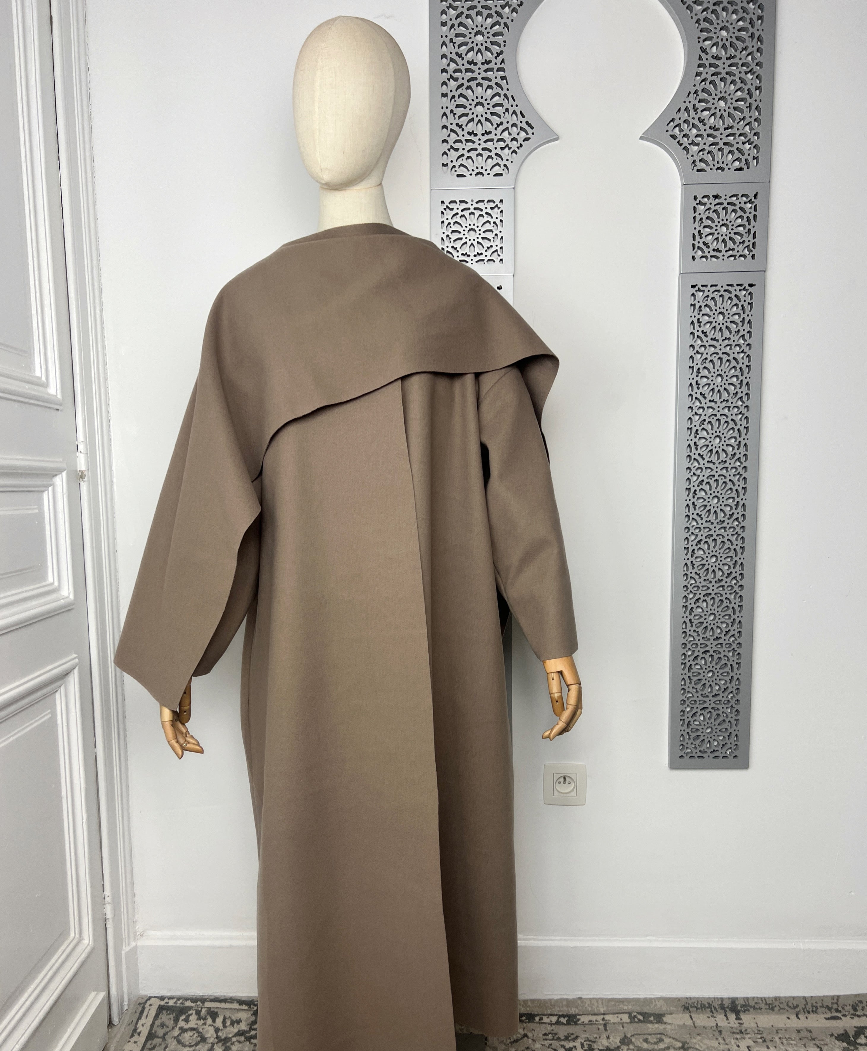 Manteau Soumaya avec écharpe intégré - Sabr Mastour